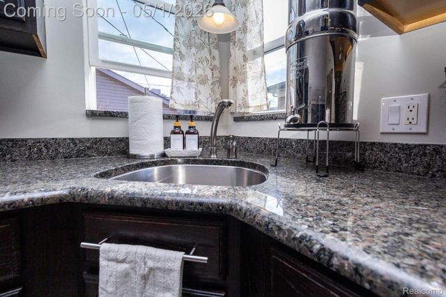 15580 Hanfor Avenue, Allen Park, MI 48101