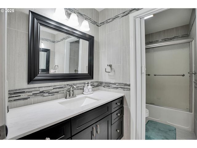 15703 Sw BARRINGTON Ter, Tigard, OR 97224