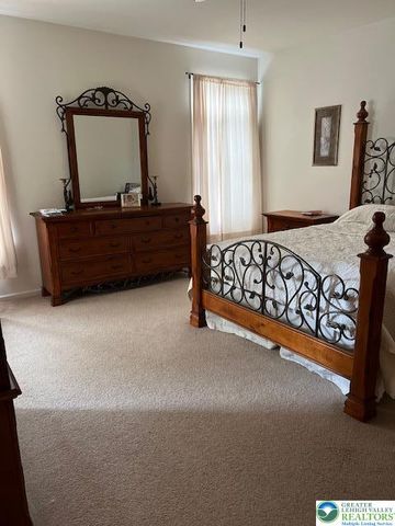40 Hillside Court South, Palmer Twp, PA 18045