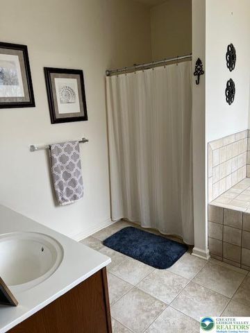 40 Hillside Court South, Palmer Twp, PA 18045