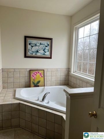 40 Hillside Court South, Palmer Twp, PA 18045
