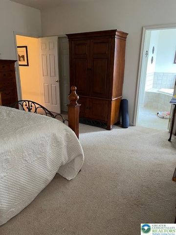 40 Hillside Court South, Palmer Twp, PA 18045