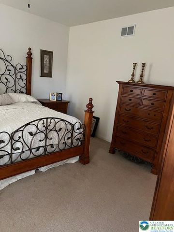 40 Hillside Court South, Palmer Twp, PA 18045