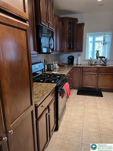 40 Hillside Court South, Palmer Twp, PA 18045