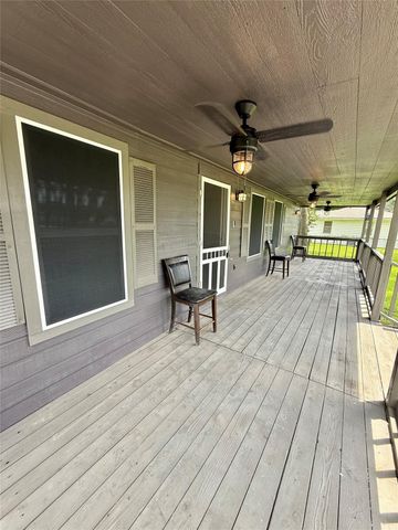 406 Clear Lake Road, Highlands, TX 77562