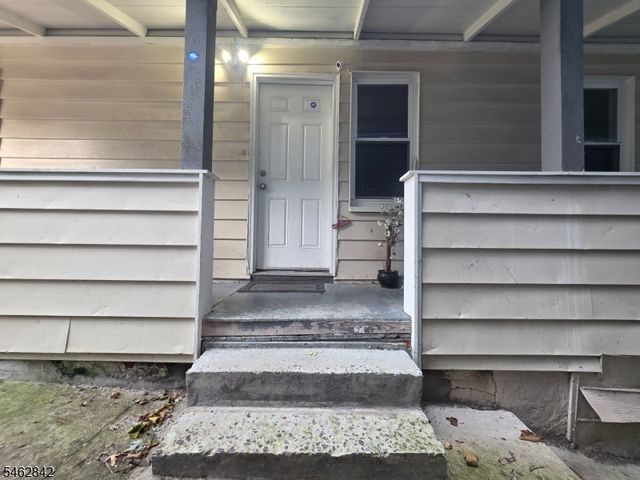 82 Palm St, Newark City, NJ 07106