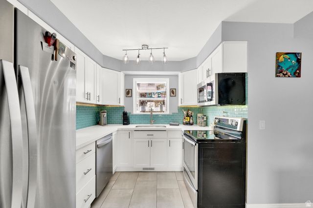 9025 S BONNET DR, Sandy, UT 84093