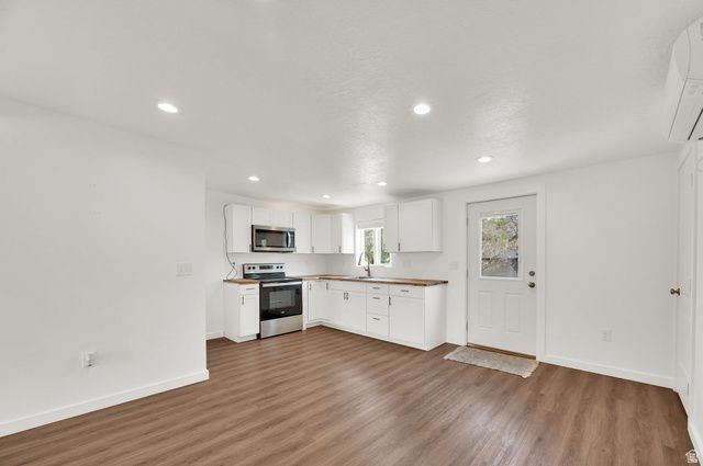 9025 S BONNET DR, Sandy, UT 84093