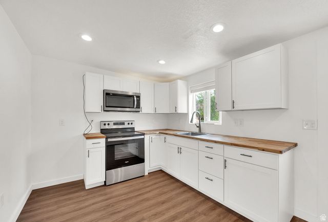 9025 S BONNET DR, Sandy, UT 84093