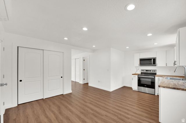 9025 S BONNET DR, Sandy, UT 84093
