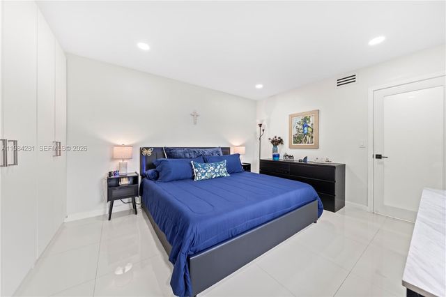 2415 W 67th Pl 8-11, Hialeah, FL 33016