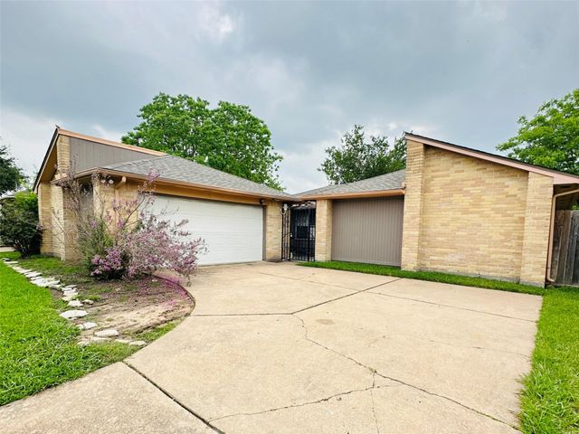 2115 Barrington Place Drive, Sugar Land, TX 77478