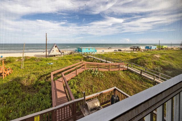 601 Wave Court, Surfside Beach, TX 77541
