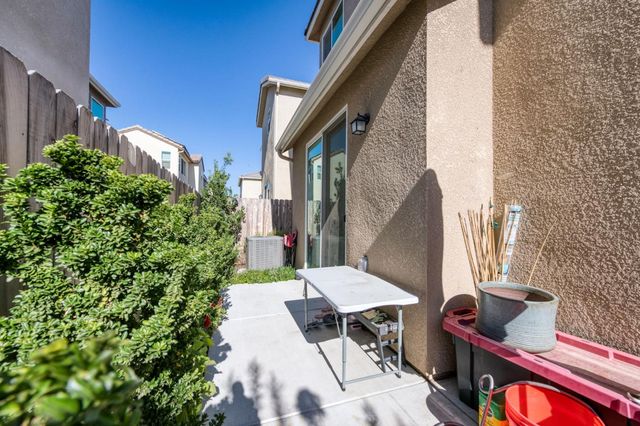 501 Farmhouse Lane, Clovis, CA 93619