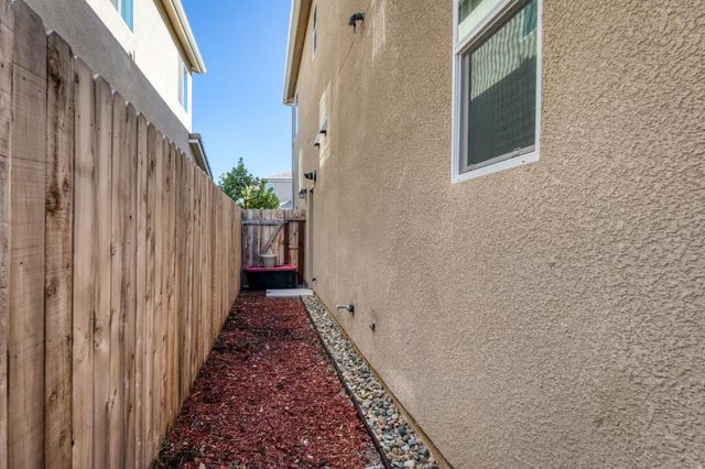 501 Farmhouse Lane, Clovis, CA 93619