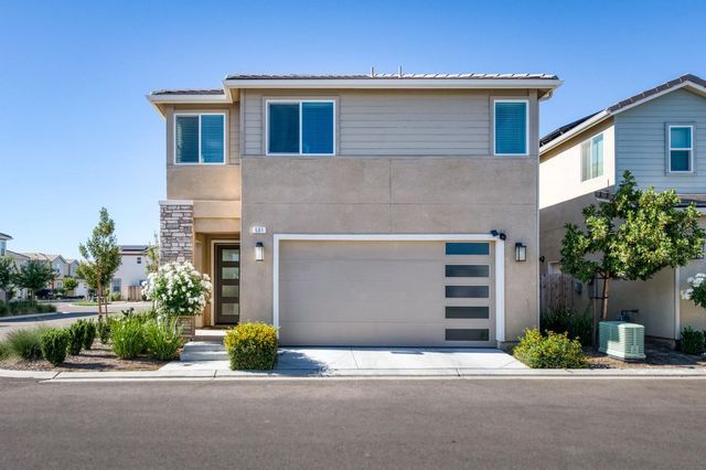 501 Farmhouse Lane, Clovis, CA 93619