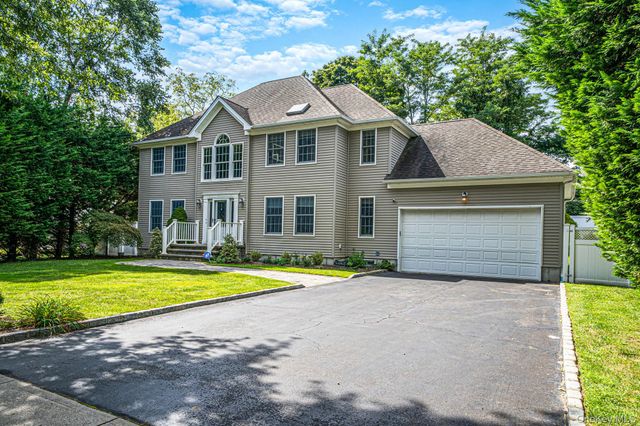 9 Franciscan Lane, Smithtown, NY 11787