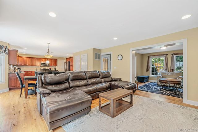 9 Franciscan Lane, Smithtown, NY 11787