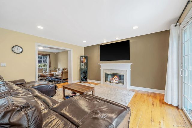 9 Franciscan Lane, Smithtown, NY 11787
