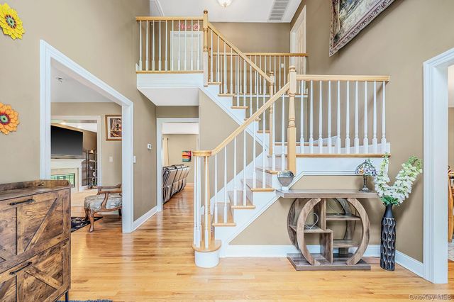 9 Franciscan Lane, Smithtown, NY 11787