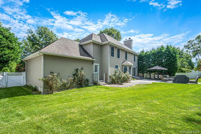 9 Franciscan Lane, Smithtown, NY 11787