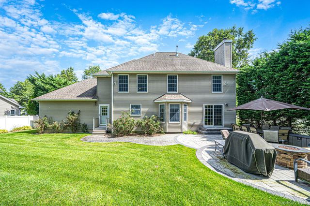 9 Franciscan Lane, Smithtown, NY 11787