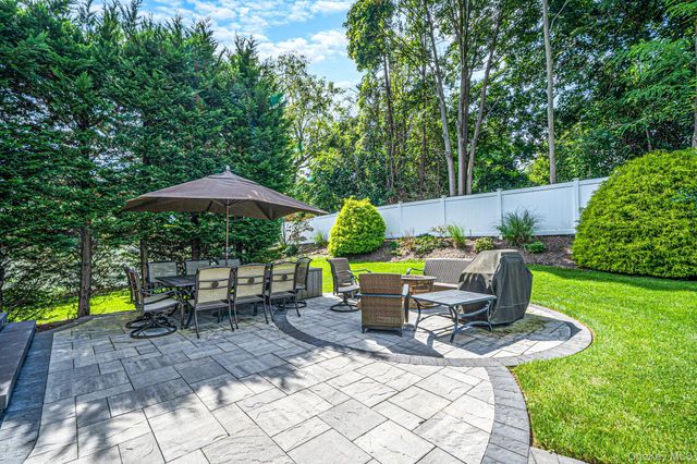 9 Franciscan Lane, Smithtown, NY 11787