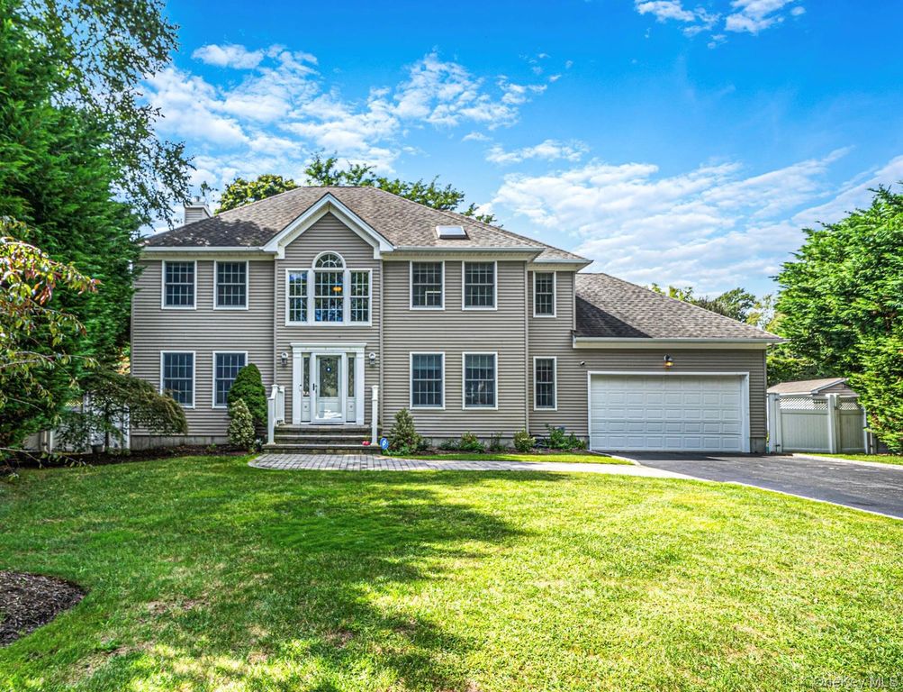 9 Franciscan Lane, Smithtown, NY 11787