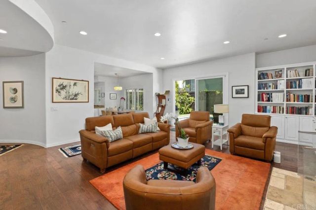 213 Hillcrest Dr., Encinitas, CA 92024