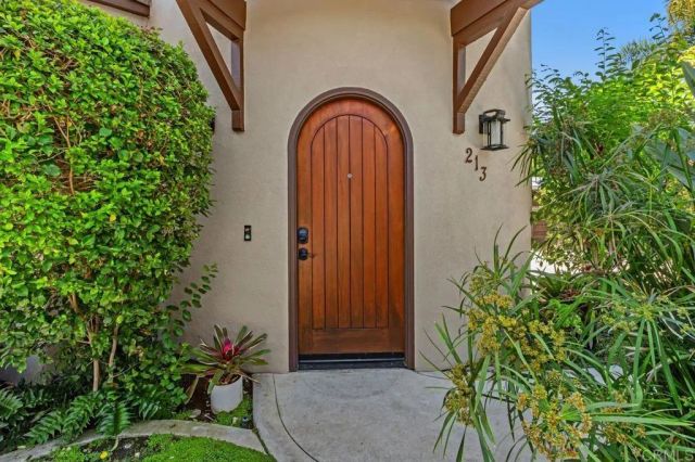 213 Hillcrest Dr., Encinitas, CA 92024