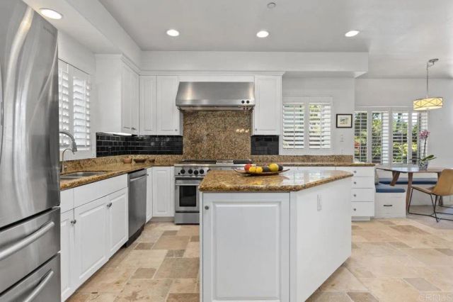 213 Hillcrest Dr., Encinitas, CA 92024