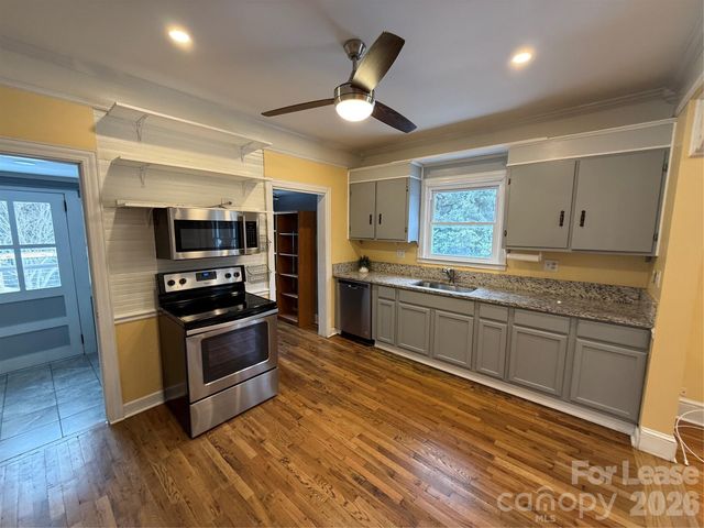 318 N Academy Street, Mooresville, NC 28115