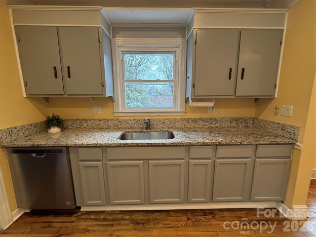 318 N Academy Street, Mooresville, NC 28115