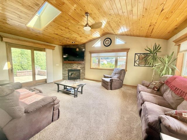 1035 Laager LANE, Oshkosh, WI 54902