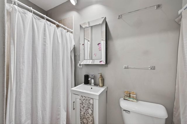 895 Rose Avenue E, Saint Paul, MN 55106