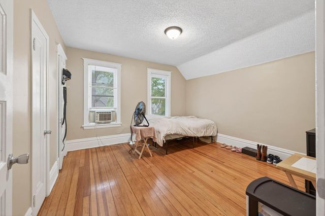 895 Rose Avenue E, Saint Paul, MN 55106