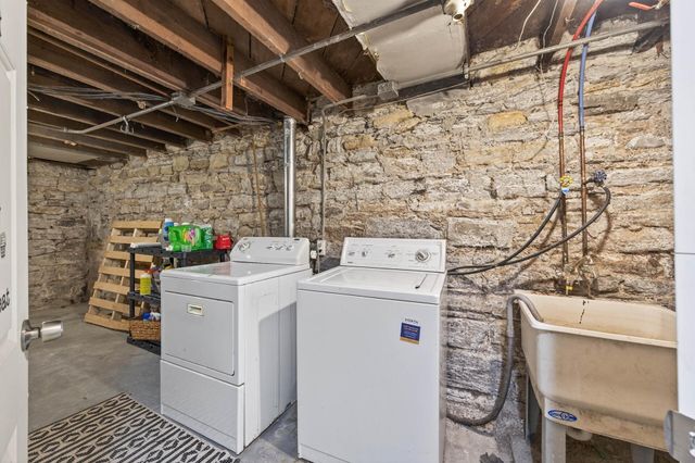 895 Rose Avenue E, Saint Paul, MN 55106