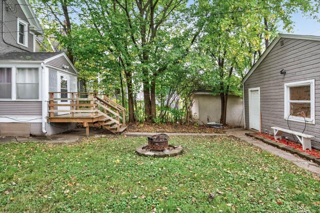 895 Rose Avenue E, Saint Paul, MN 55106