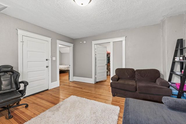 895 Rose Avenue E, Saint Paul, MN 55106