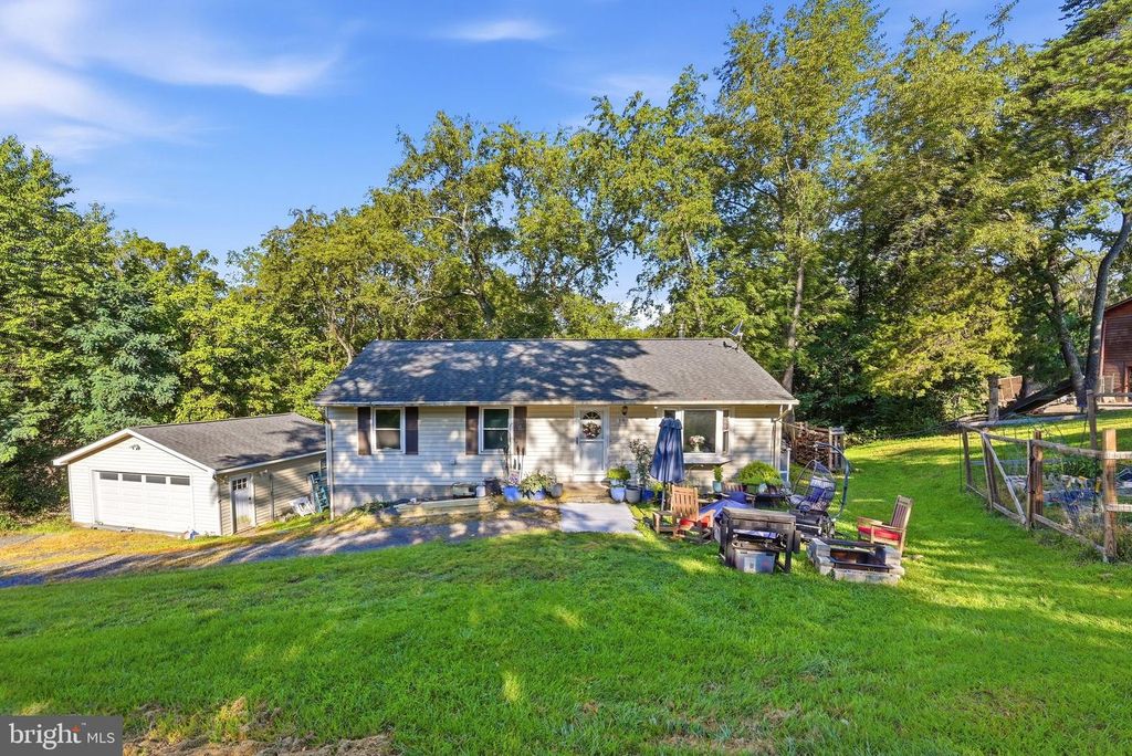 186 APPLE ORCHARD DR, Linden, VA 22642