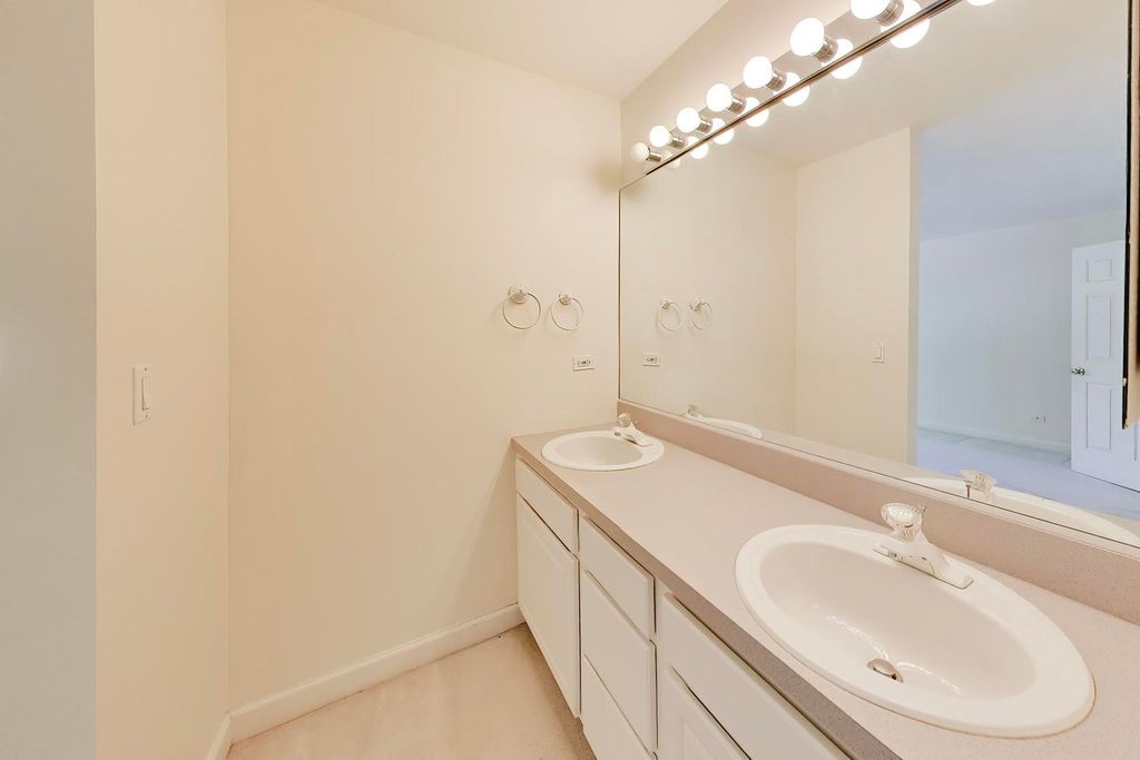 Image 14 of property listing at 3363 Church Street, Evanston, IL 60203