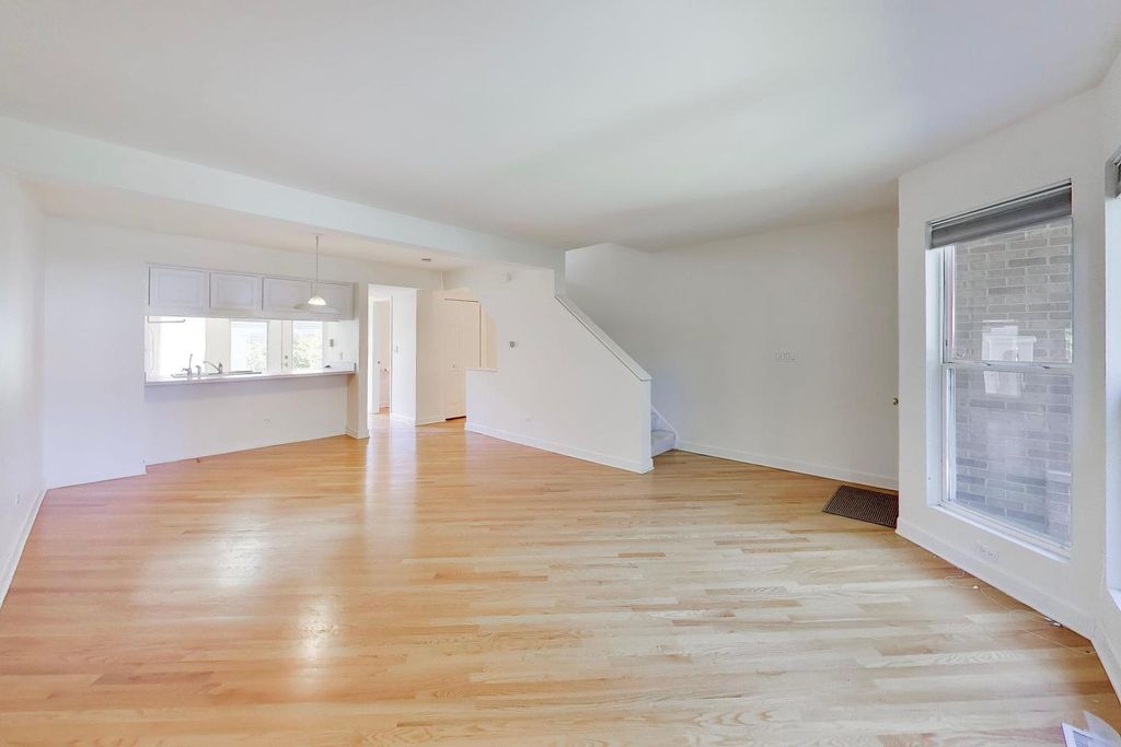 Image 5 of property listing at 3363 Church Street, Evanston, IL 60203