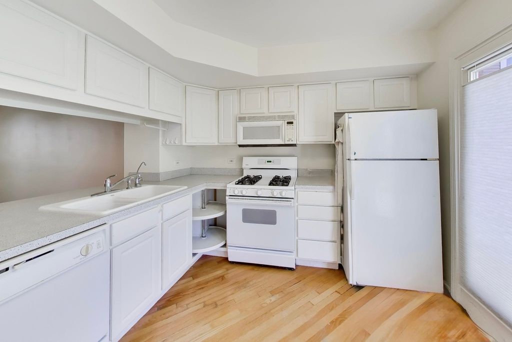 Image 7 of property listing at 3363 Church Street, Evanston, IL 60203