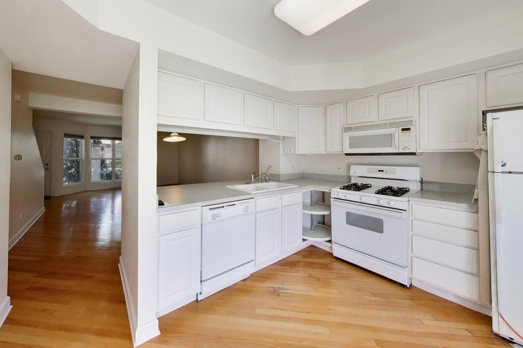 Image 8 of property listing at 3363 Church Street, Evanston, IL 60203