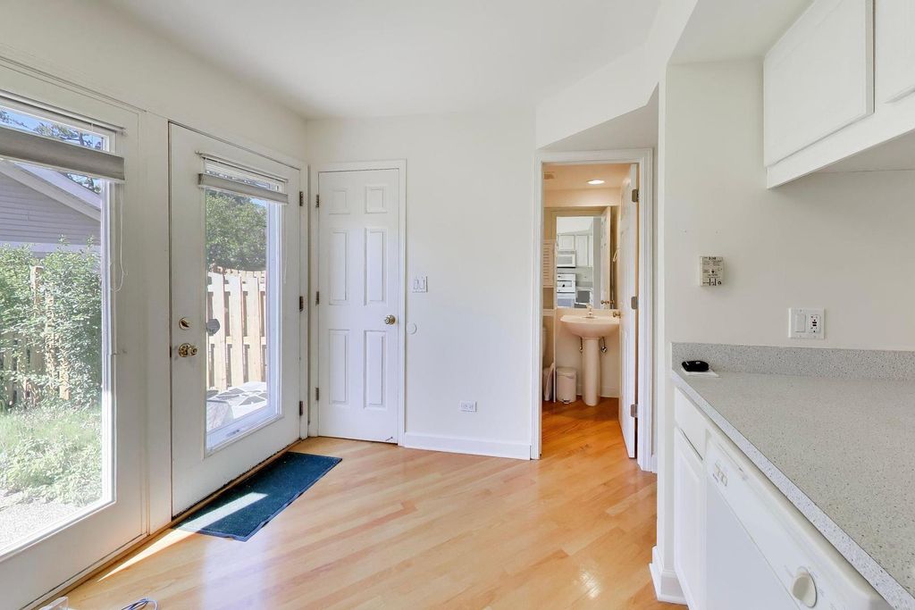 Image 9 of property listing at 3363 Church Street, Evanston, IL 60203