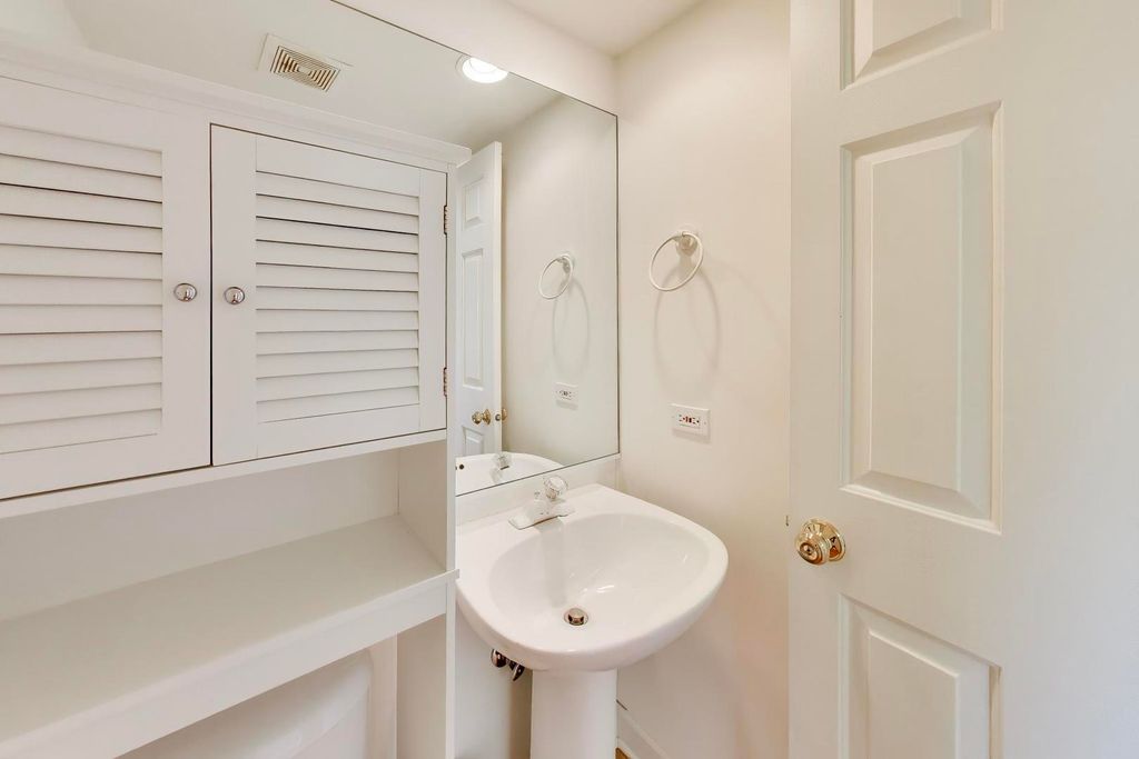 Image 10 of property listing at 3363 Church Street, Evanston, IL 60203