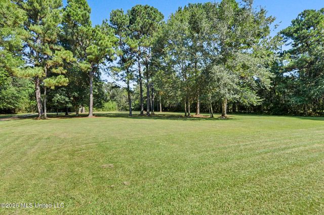 6211 Crump Road, Kiln, MS 39556