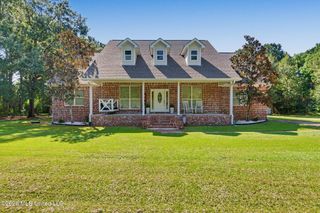 6211 Crump Road, Kiln, MS 39556