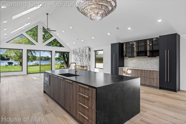 10890 Hillway Drive, White Lake Charter Township, MI 48386