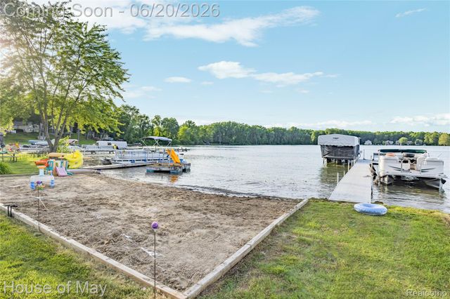 10890 Hillway Drive, White Lake Charter Township, MI 48386